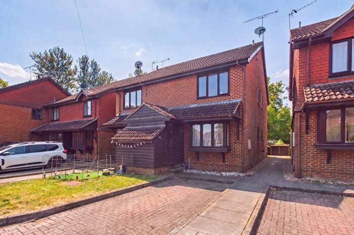 1 Bedroom End Terrace House For Sale In Oak Court, South Street, Farnborough, Hampshire, GU14