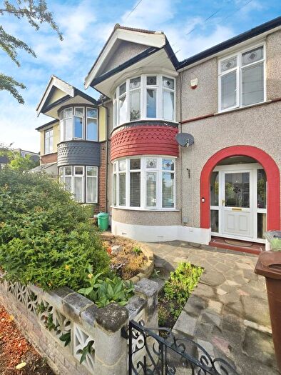 3 Bedroom Terraced House To Rent In -Bedroom House To Let, IG11