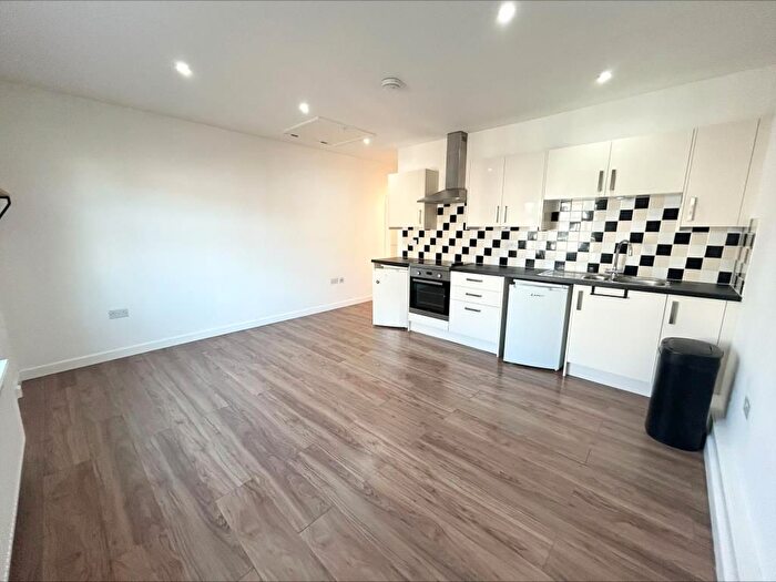 2 Bedroom Flat To Rent In Newbury, Berkshire, RG14