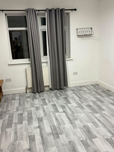 Flat To Rent In Aldborough Road South, Ilford, Essex, IG3