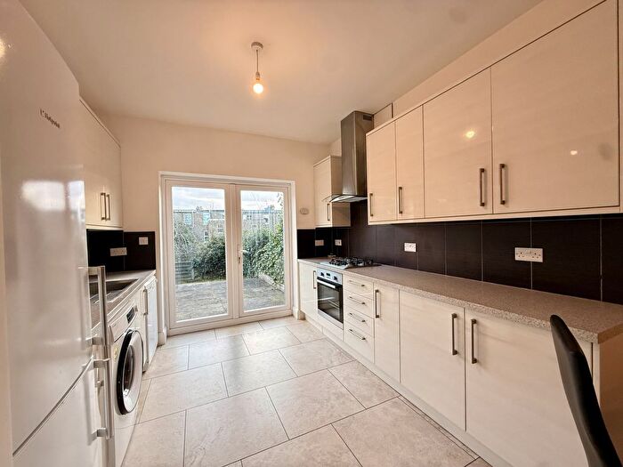 3 Bedroom Flat To Rent In Lynton Road, London, W3