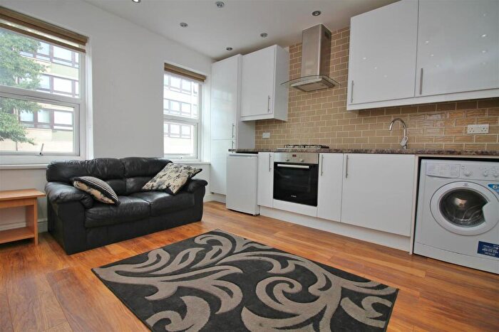 2 Bedroom Flat To Rent In Cambridge Heath Road, London, E2