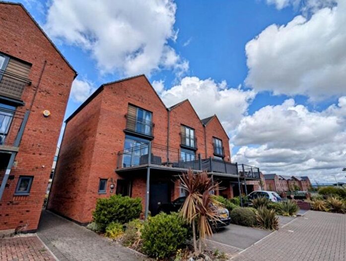 3 Bedroom Town House To Rent In Yr Hafan, Marina, Swansea, SA1