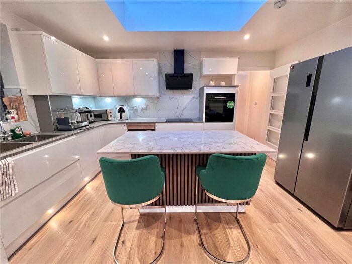 3 Bedroom Apartment To Rent In Whittington Road, London, N22