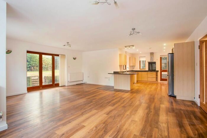 4 Bedroom Detached House To Rent In Newlands Close, Edgware, HA8