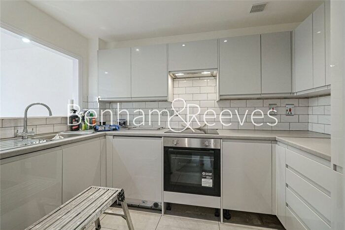 3 Bedroom Flat To Rent In Wards Wharf Approach, London, E16