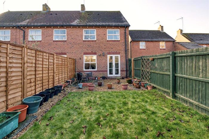 3 Bedroom End Of Terrace House For Sale In Dexter Way, Warmington, PE8