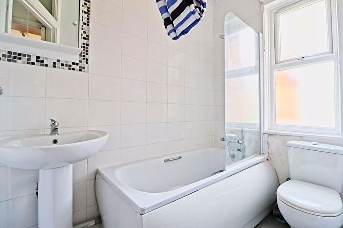 2 Bedroom Flat For Sale In Harcourt Avenue, Southend-On-Sea, SS2