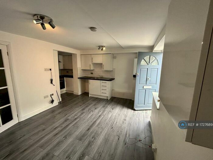 1 Bedroom Flat To Rent In Parrock Street, Gravesend, DA12