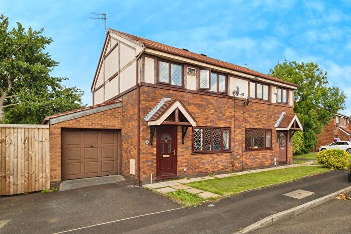3 Bedroom Semi-Detached House For Sale In Willow Fold, Droylsden, Lancashire, M43