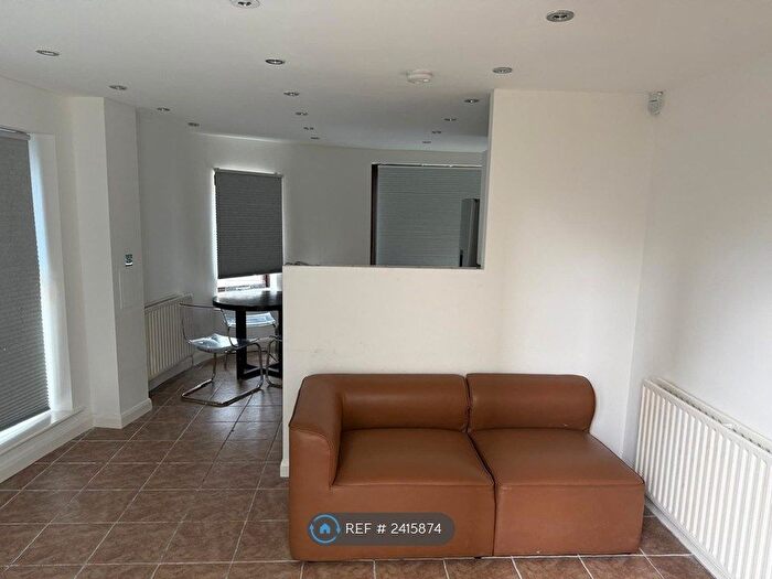 2 Bedroom Flat To Rent In Eden Way, London, E3