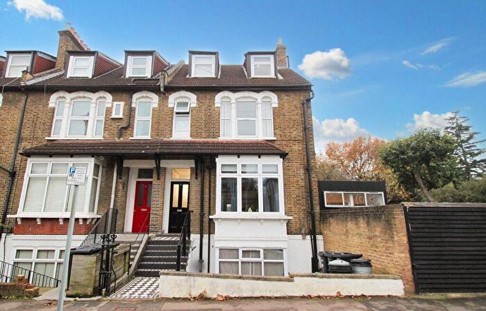 1 Bedroom Flat For Sale In B (Basement) Clarendon Road, South Woodford, E18