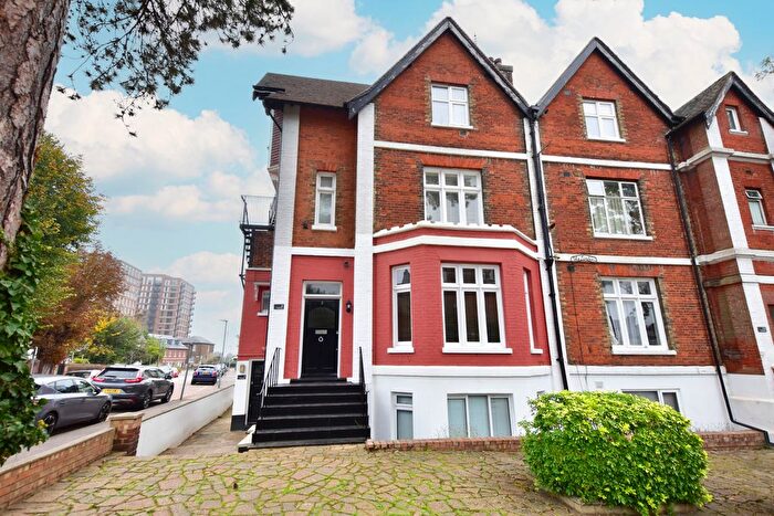 2 Bedroom Maisonette For Sale In Nascot Road, Watford, WD17