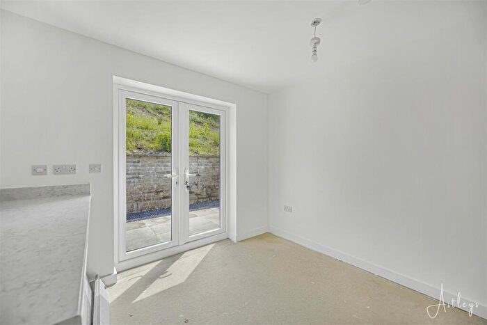 3 Bedroom Detached House For Sale In Clos Yr Ysgol, Clyne, Neath, SA11