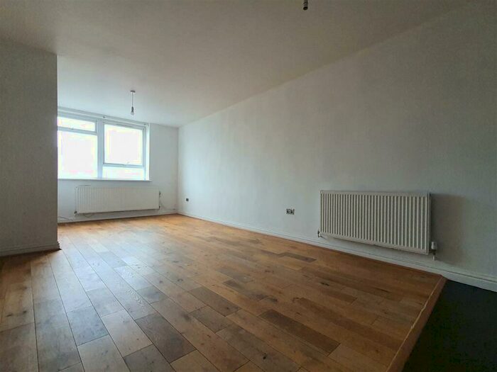 2 Bedroom Flat To Rent In High Street, Brentwood, CM14