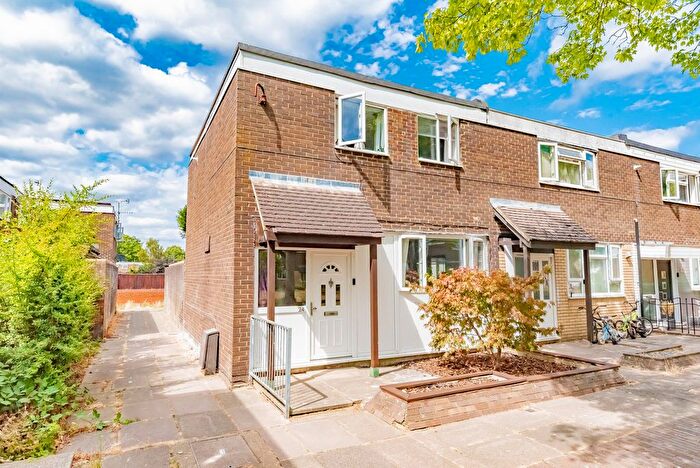 4 Bedroom End Of Terrace House For Sale In Chaucer Road, Farnborough, GU14