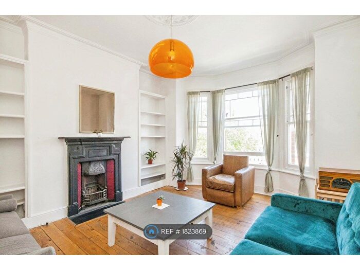 3 Bedroom Flat To Rent In Norfolk House, London, SW2