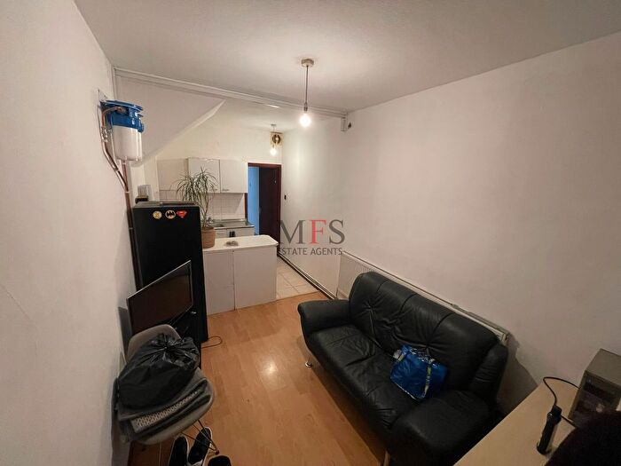 2 Bedroom Flat To Rent In The Glen, Southall, UB2