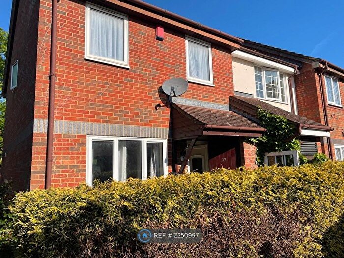 3 Bedroom Semi-Detached House To Rent In Grasmere Close, Feltham, TW14