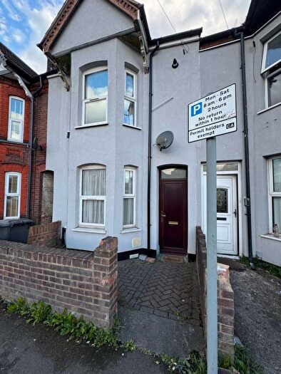 3 Bedroom Terraced House To Rent In Hitchin Road, Luton, LU2