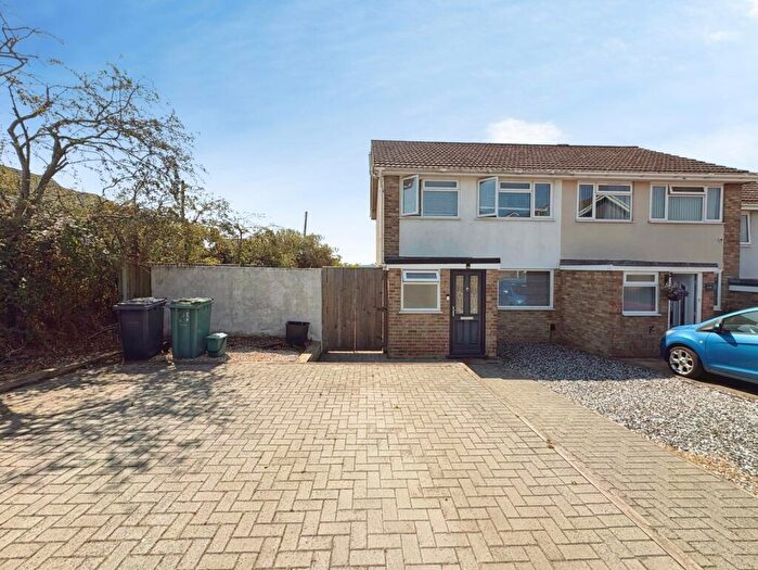3 Bedroom Semi-Detached House For Sale In Harvey Close, East Cowes, Isle Of Wight, PO32