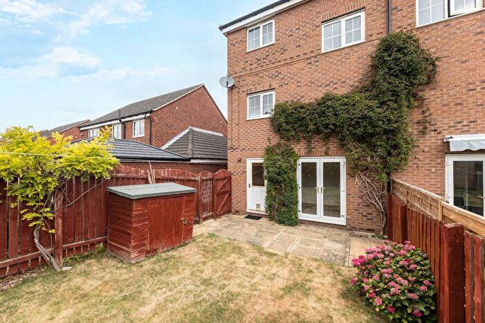 3 Bedroom Town House For Sale In Willowbridge Close, Castleford, WF10