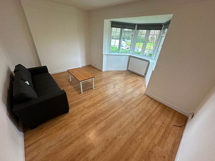 2 Bedroom Flat To Rent In Edgeworth Close, London, NW4