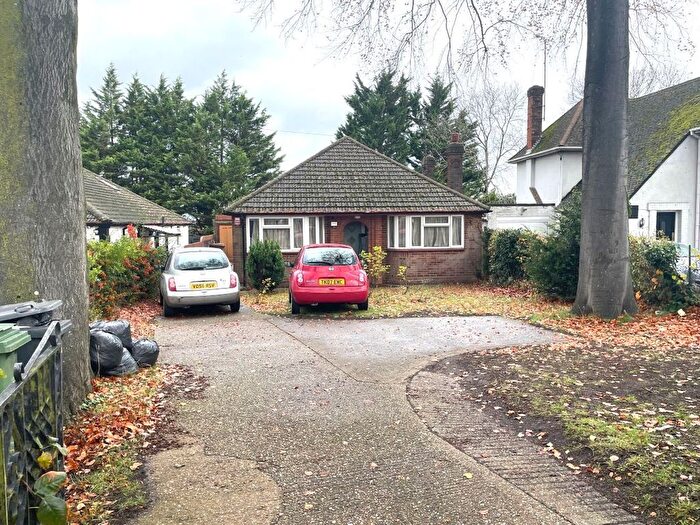 3 Bedroom Detached Bungalow For Sale In Dunstable Road, Luton, Bedfordshire, LU4