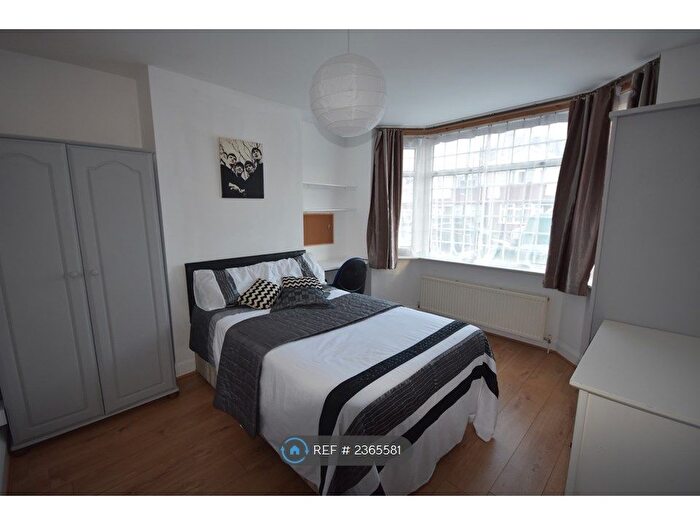 4 Bedroom Semi-Detached House To Rent In Honeysuckle Road, Southampton, SO16