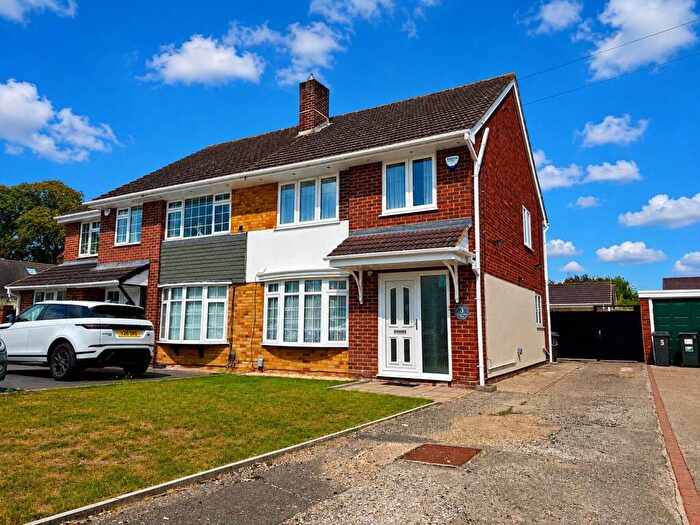 3 Bedroom Semi Detached House For Sale In Underwood Road, Reading, Berkshire, RG30