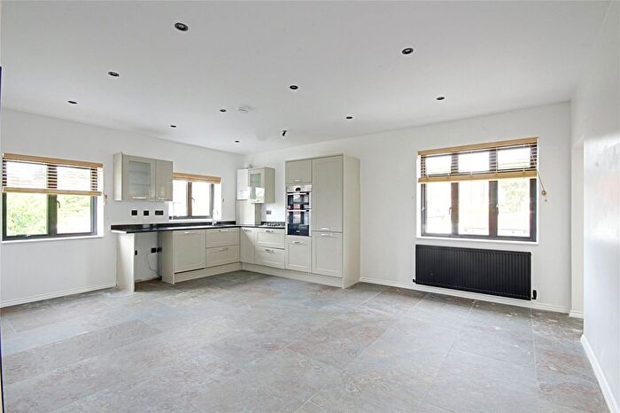 4 Bedroom Flat To Rent In Links Side, Enfield, EN2