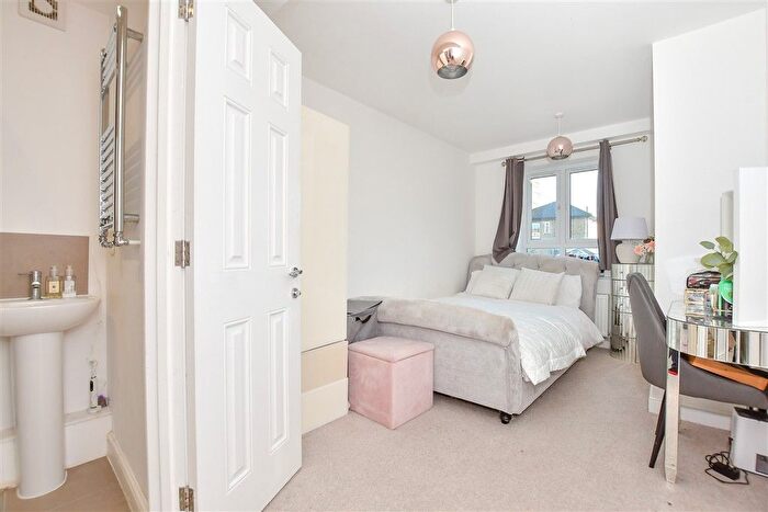2 Bedroom Flat For Sale In Queen Anne Road, Maidstone, Kent, ME14