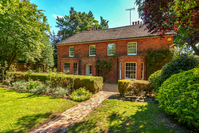 5 Bedroom Detached House To Rent In Heath Road, Weybridge, KT13