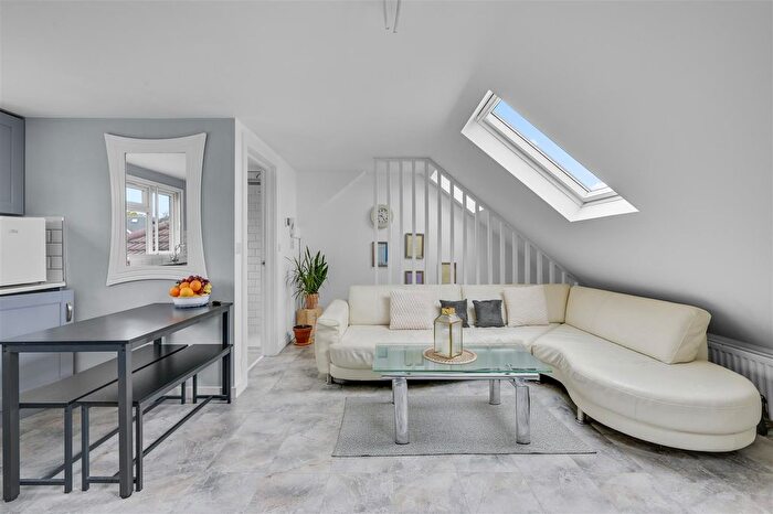 1 Bedroom Maisonette For Sale In Barford Close, London, NW4