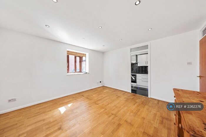 2 Bedroom Flat To Rent In Bond Road, Surbiton, KT6