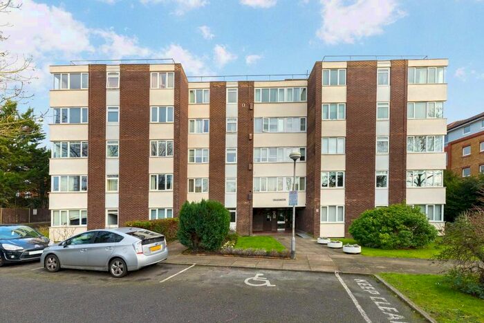 2 Bedroom Flat To Rent In Galsworthy Road, Norbiton, Kingston Upon Thames KT2