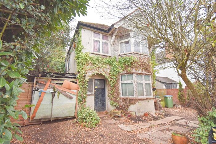 3 Bedroom Detached House For Sale In Rydens Road, Walton-on-Thames, KT12