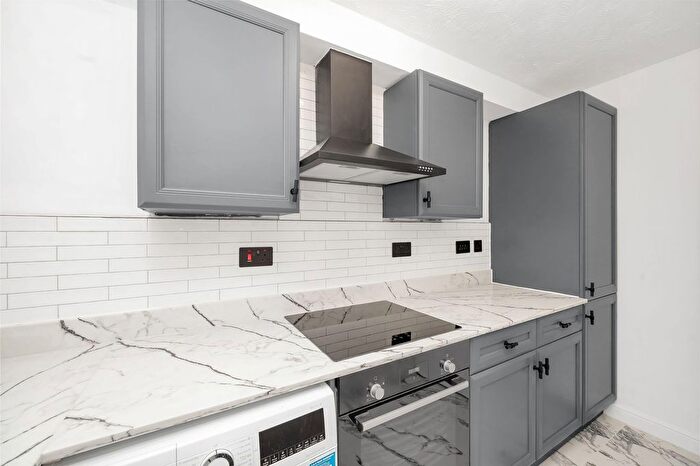 1 Bedroom Flat To Rent In Leigh Hunt Drive, London, N14