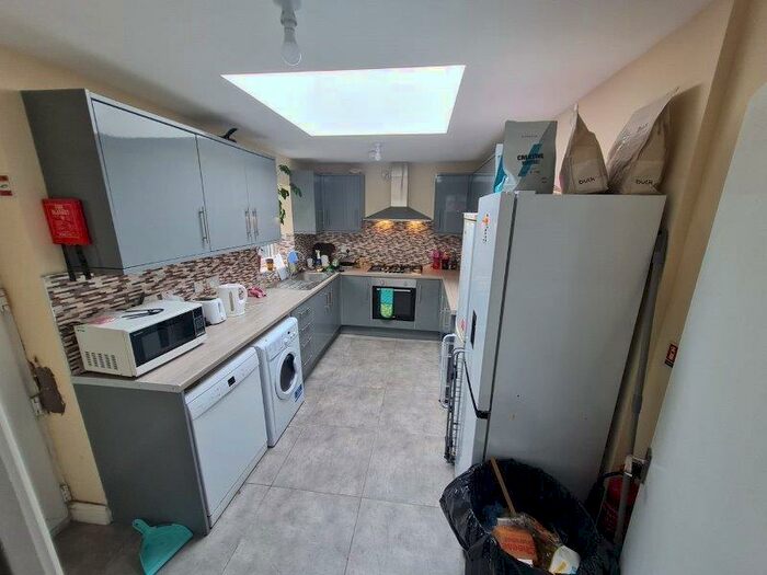 5 Bedroom House Of Multiple Occupation To Rent In Landcross Road, Manchester, Greater Manchester, M14