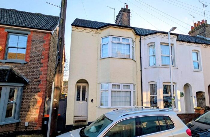 2 Bedroom End Of Terrace House For Sale In Waterlow Road, Dunstable, Bedfordshire, LU6