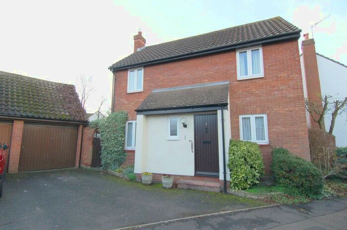 3 Bedroom Detached House To Rent In Gresham Road, Hampton, TW12