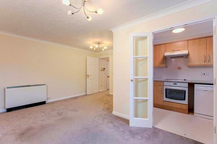 1 Bedroom Flat To Rent In Woodlands Court, Walderslade Centre, Chatham, Kent, ME5