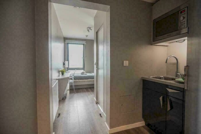 Studio To Rent In Willesden Junction, London, NW10