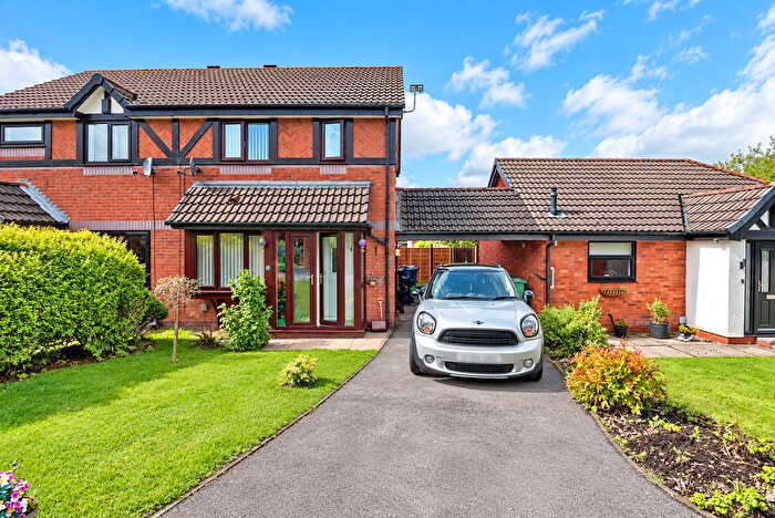 3 Bedroom Semi Detached House For Sale In Vale Edge, Manchester, M26