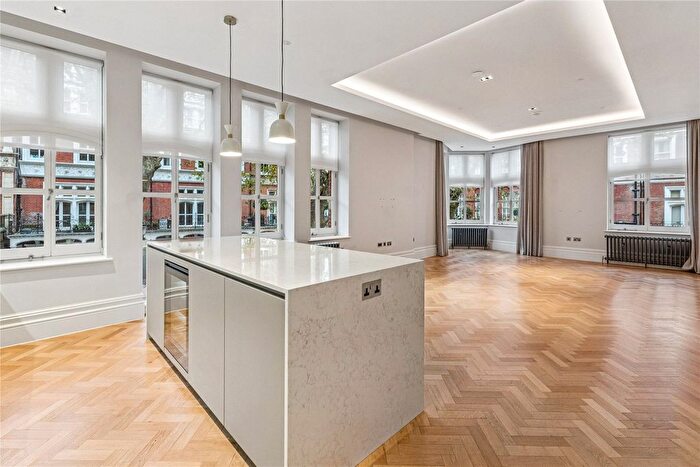3 Bedroom Flat To Rent In Kensington Court, London, W8