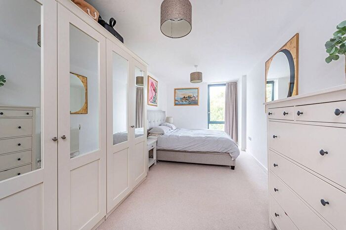 2 Bedroom Flat To Rent In Bloemfontein Road, White City, London, W12