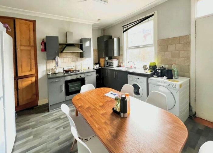 5 Bedroom Terraced House To Rent In Stanmore Place, Burley, Leeds, LS4