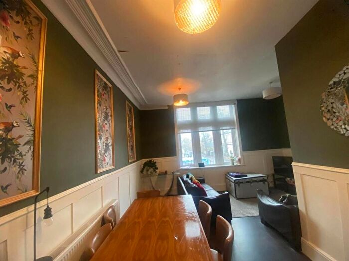 5 Bedroom House To Rent In Wilmslow Road, Manchester, M14