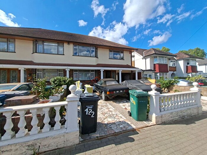 4 Bedroom Semi-detached House For Sale In Longland Drive, London, N20