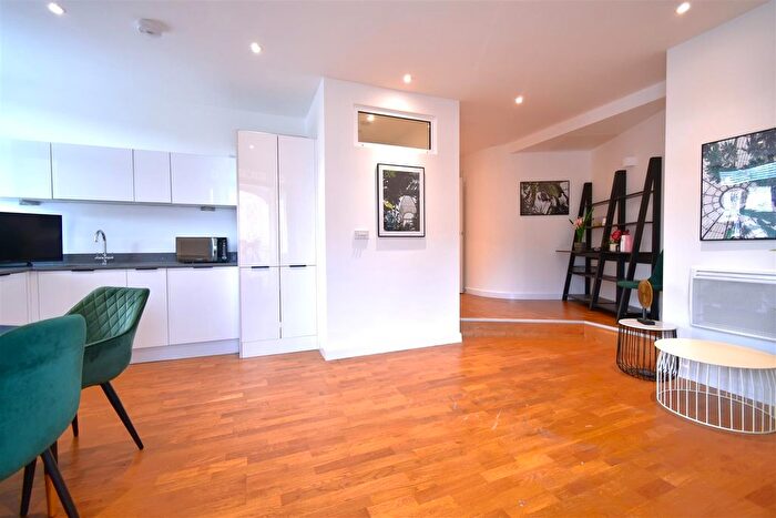 1 Bedroom Flat To Rent In Clarence Street, Staines-Upon-Thames, TW18